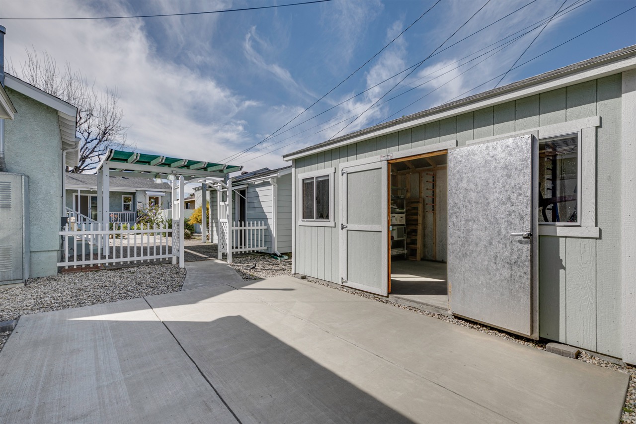 1712 N Buena Vista St, Burbank CA 91505
