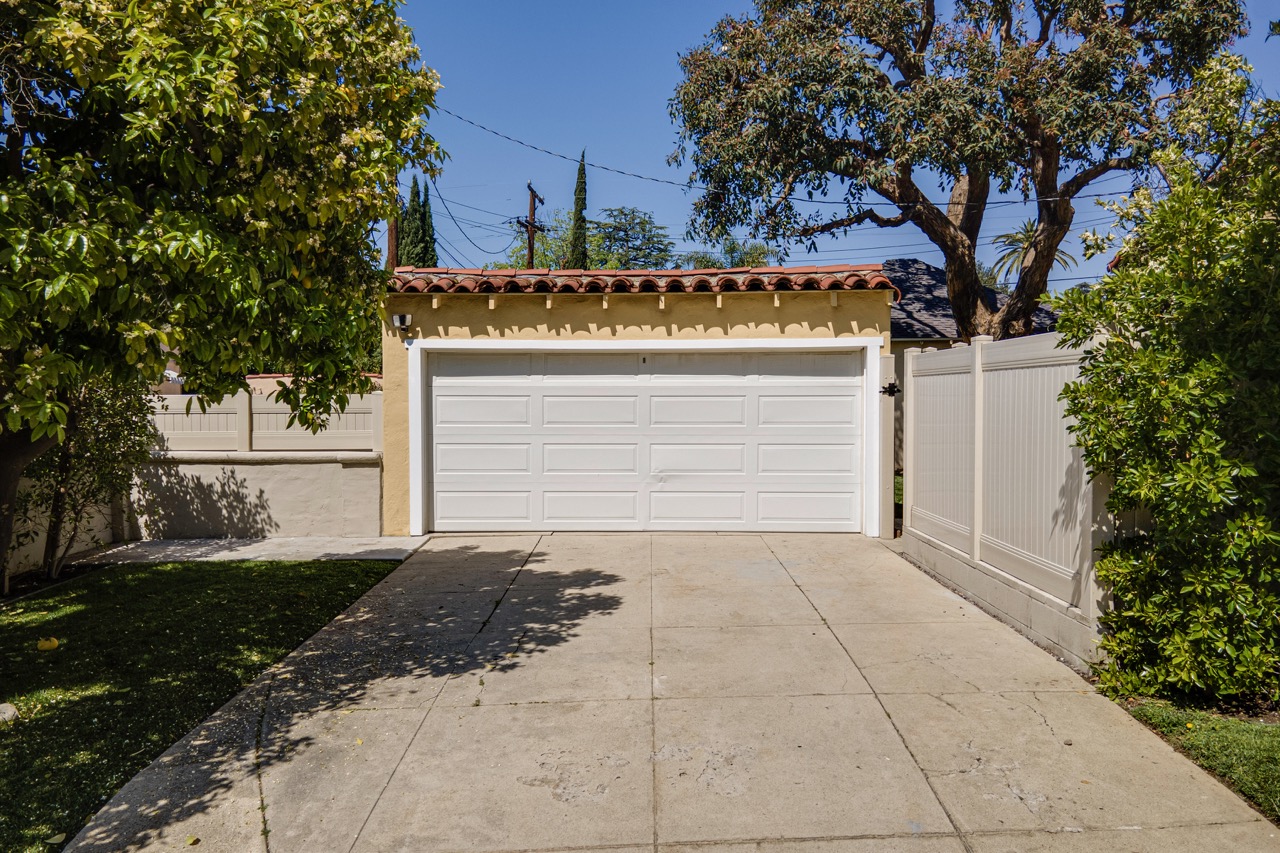 1102 Olmsted Dr, Glendale CA 91202