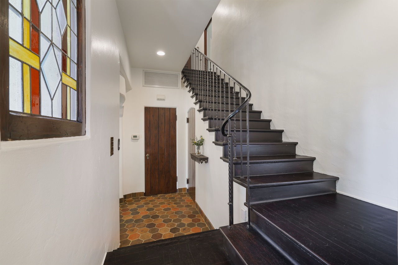 605 E Mountain St, Glendale CA 91207